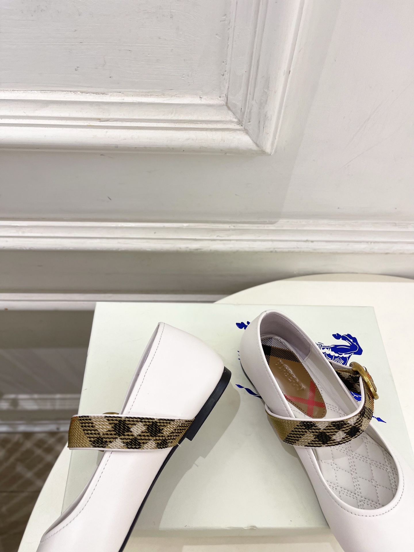 Burberry巴宝莉 2026新品 经典格纹玛丽珍平底单鞋 ————————— 作为这两年最受欢迎的设计师牌,设计简单 Burberry巴宝莉 2026新品 经典格纹玛丽珍平底单鞋 ————————— 作为这两年最受欢迎的设计师牌,设计简单