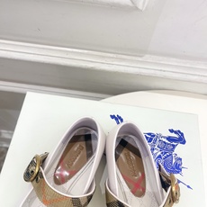 Burberry巴宝莉 2026新品 经典格纹玛丽珍平底单鞋 ————————— 作为这两年最受欢迎的设计师牌,设计简单 Burberry巴宝莉 2026新品 经典格纹玛丽珍平底单鞋 ————————— 作为这两年最受欢迎的设计师牌,设计简单