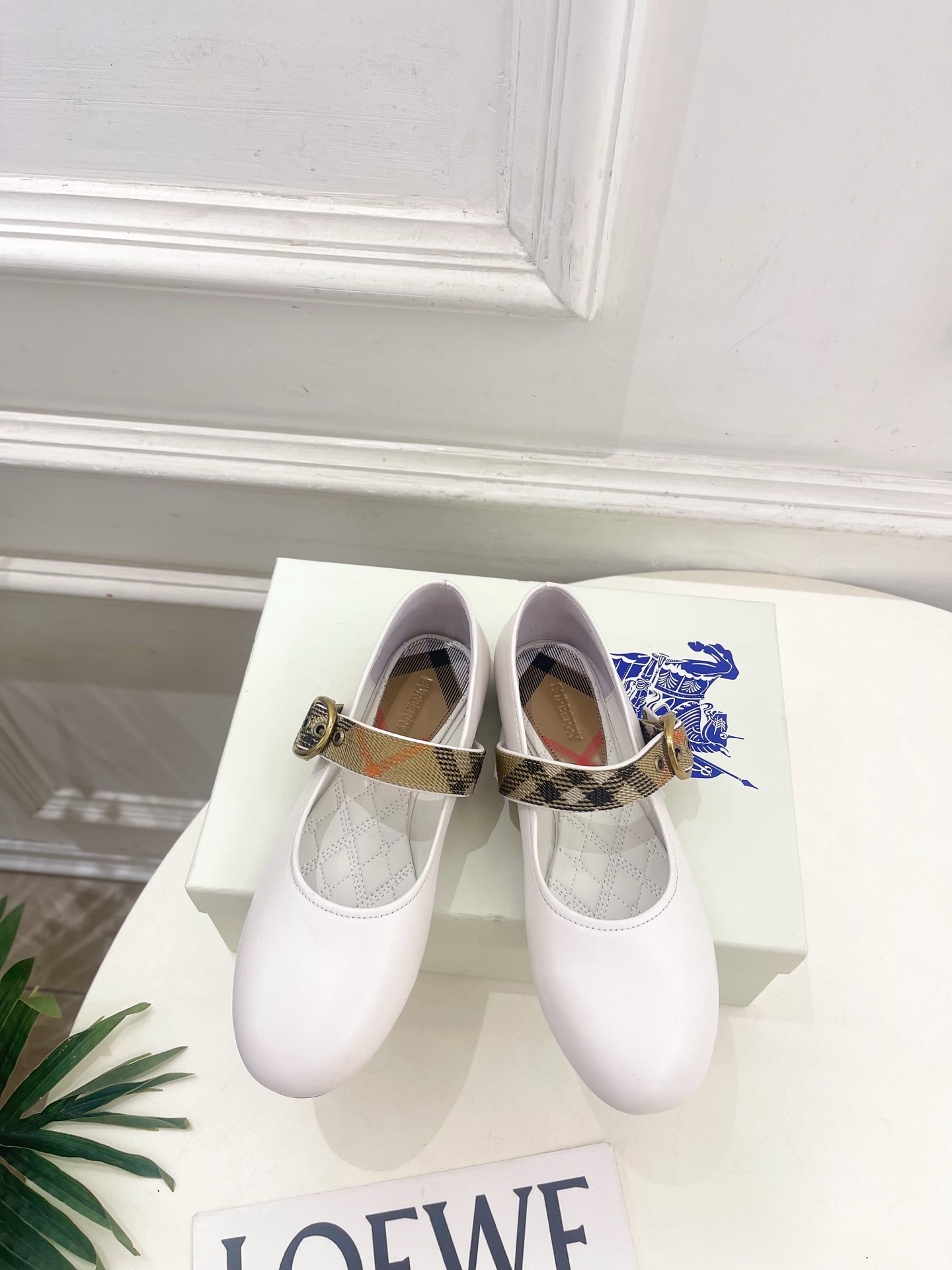 Burberry巴宝莉 2026新品 经典格纹玛丽珍平底单鞋 ————————— 作为这两年最受欢迎的设计师牌,设计简单 Burberry巴宝莉 2026新品 经典格纹玛丽珍平底单鞋 ————————— 作为这两年最受欢迎的设计师牌,设计简单