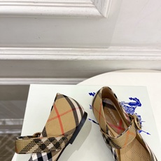 Burberry巴宝莉 2026新品 经典格纹玛丽珍平底单鞋 ————————— 作为这两年最受欢迎的设计师牌,设计简单 Burberry巴宝莉 2026新品 经典格纹玛丽珍平底单鞋 ————————— 作为这两年最受欢迎的设计师牌,设计简单