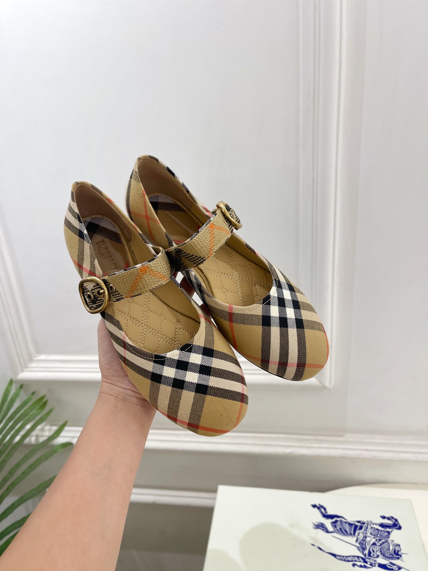 Burberry巴宝莉 2026新品 经典格纹玛丽珍平底单鞋 ————————— 作为这两年最受欢迎的设计师牌,设计简单 Burberry巴宝莉 2026新品 经典格纹玛丽珍平底单鞋 ————————— 作为这两年最受欢迎的设计师牌,设计简单