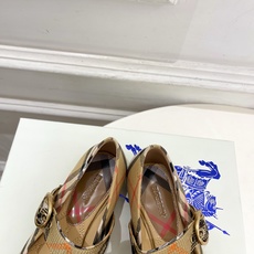 Burberry巴宝莉 2026新品 经典格纹玛丽珍平底单鞋 ————————— 作为这两年最受欢迎的设计师牌,设计简单 Burberry巴宝莉 2026新品 经典格纹玛丽珍平底单鞋 ————————— 作为这两年最受欢迎的设计师牌,设计简单