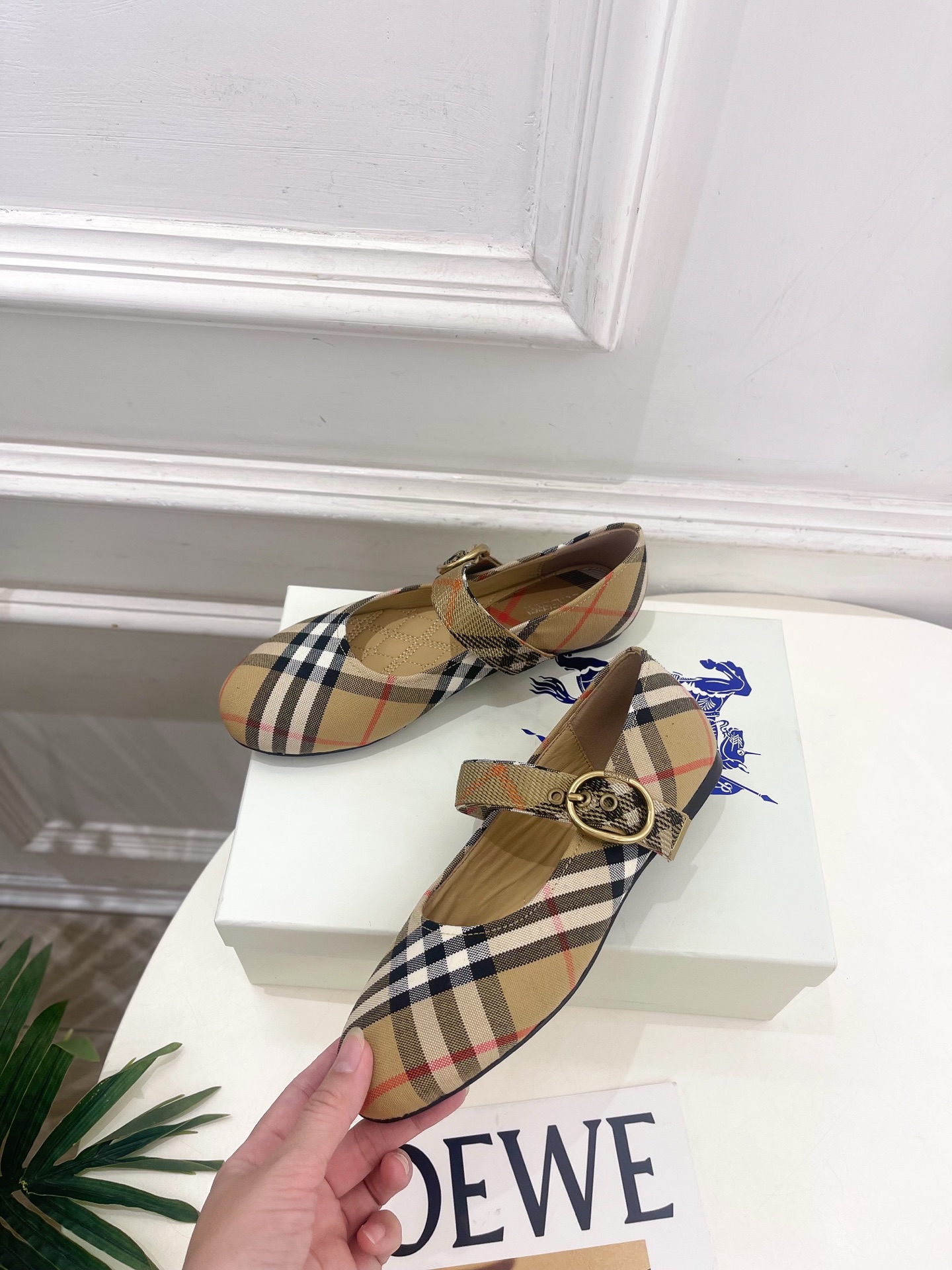 Burberry巴宝莉 2026新品 经典格纹玛丽珍平底单鞋 ————————— 作为这两年最受欢迎的设计师牌,设计简单 Burberry巴宝莉 2026新品 经典格纹玛丽珍平底单鞋 ————————— 作为这两年最受欢迎的设计师牌,设计简单