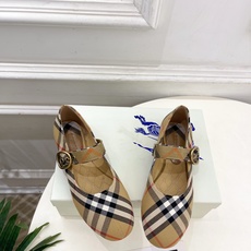 Burberry巴宝莉 2026新品 经典格纹玛丽珍平底单鞋 ————————— 作为这两年最受欢迎的设计师牌,设计简单 Burberry巴宝莉 2026新品 经典格纹玛丽珍平底单鞋 ————————— 作为这两年最受欢迎的设计师牌,设计简单