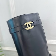 𝐂𝐇𝐀𝐍𝐄𝐋 | 小香 26𝐬𝐬 🦋2026 秋冬新品 专柜经典走秀款 小香双C金属皮带扣骑士短靴 长靴 系列上新 𝐂𝐇𝐀𝐍𝐄𝐋 | 小香 26𝐬𝐬 🦋2026 秋冬新品 专柜经典走秀款 小香双C金属皮带扣骑士短靴 长靴 系列上新