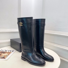 𝐂𝐇𝐀𝐍𝐄𝐋 | 小香 26𝐬𝐬 🦋2026 秋冬新品 专柜经典走秀款 小香双C金属皮带扣骑士短靴 长靴 系列上新 𝐂𝐇𝐀𝐍𝐄𝐋 | 小香 26𝐬𝐬 🦋2026 秋冬新品 专柜经典走秀款 小香双C金属皮带扣骑士短靴 长靴 系列上新