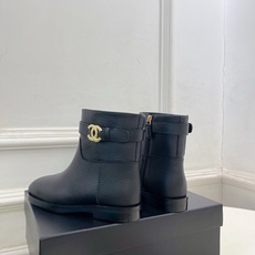 𝐂𝐇𝐀𝐍𝐄𝐋 | 小香 26𝐬𝐬 🦋2026 秋冬新品 专柜经典走秀款 小香双C金属皮带扣骑士短靴 长靴 系列上新 𝐂𝐇𝐀𝐍𝐄𝐋 | 小香 26𝐬𝐬 🦋2026 秋冬新品 专柜经典走秀款 小香双C金属皮带扣骑士短靴 长靴 系列上新