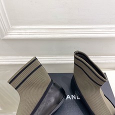 𝐂𝐇𝐀𝐍𝐄𝐋 | 小香 26𝐬𝐬 🦋2026 秋冬新品 专柜经典走秀款 小香双C翻盖书包扣休闲袜子短靴 系列上新〰 𝐂𝐇𝐀𝐍𝐄𝐋 | 小香 26𝐬𝐬 🦋2026 秋冬新品 专柜经典走秀款 小香双C翻盖书包扣休闲袜子短靴 系列上新〰
