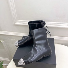 DYMONLATRY 2026秋冬新品 极简拼色后绑带平底短靴 ————————— 作为这两年最受欢迎的设计师牌,设计简 DYMONLATRY 2026秋冬新品 极简拼色后绑带平底短靴 ————————— 作为这两年最受欢迎的设计师牌,设计简