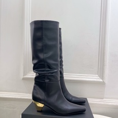 DYMONLATRY 2026秋冬新品 极简方头褶皱粗跟堆堆靴 ————————— 作为这两年最受欢迎的设计师牌,设计简 DYMONLATRY 2026秋冬新品 极简方头褶皱粗跟堆堆靴 ————————— 作为这两年最受欢迎的设计师牌,设计简