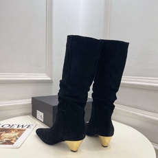 DYMONLATRY 2026秋冬新品 极简方头褶皱粗跟堆堆靴 ————————— 作为这两年最受欢迎的设计师牌,设计简 DYMONLATRY 2026秋冬新品 极简方头褶皱粗跟堆堆靴 ————————— 作为这两年最受欢迎的设计师牌,设计简