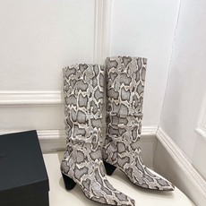 DYMONLATRY 2026秋冬新品 极简方头褶皱粗跟堆堆靴 ————————— 作为这两年最受欢迎的设计师牌,设计简 DYMONLATRY 2026秋冬新品 极简方头褶皱粗跟堆堆靴 ————————— 作为这两年最受欢迎的设计师牌,设计简