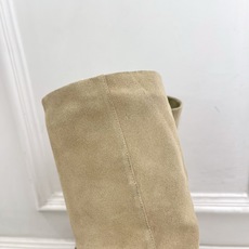 DYMONLATRY 2026秋冬新品 极简方头褶皱粗跟堆堆靴 ————————— 作为这两年最受欢迎的设计师牌,设计简 DYMONLATRY 2026秋冬新品 极简方头褶皱粗跟堆堆靴 ————————— 作为这两年最受欢迎的设计师牌,设计简