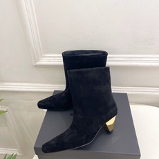 DYMONLATRY 2026秋冬新品 极简方头褶皱粗跟堆堆靴 ————————— 作为这两年最受欢迎的设计师牌,设计简 DYMONLATRY 2026秋冬新品 极简方头褶皱粗跟堆堆靴 ————————— 作为这两年最受欢迎的设计师牌,设计简