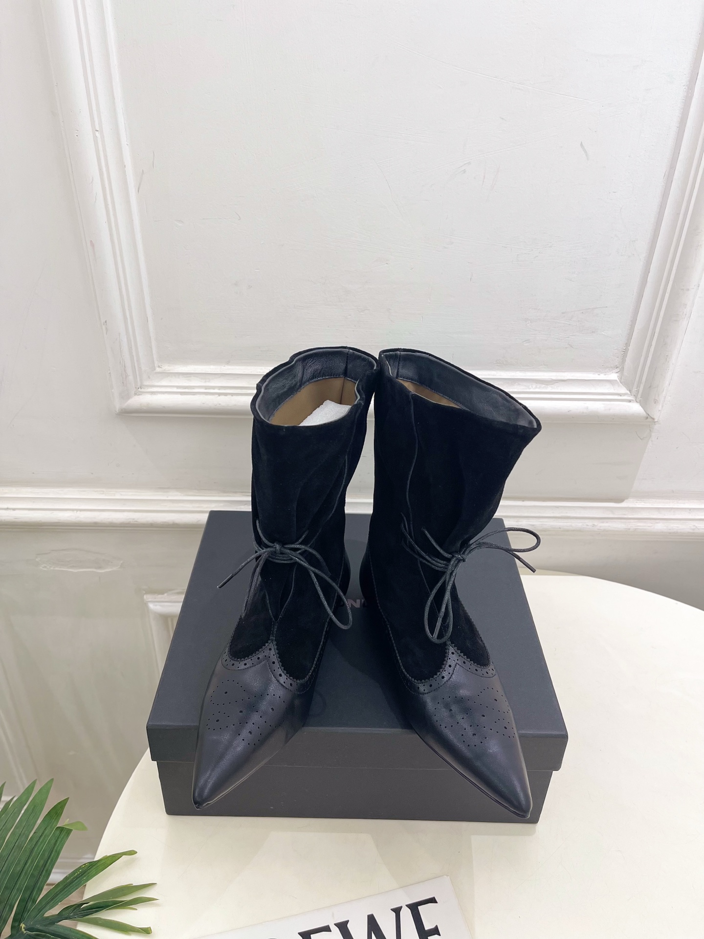 DYMONLATRY 2026秋冬新品 极简复古雕花尖头绑带中筒靴 ————————— 作为这两年最受欢迎的设计师牌,设 DYMONLATRY 2026秋冬新品 极简复古雕花尖头绑带中筒靴 ————————— 作为这两年最受欢迎的设计师牌,设