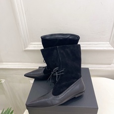 DYMONLATRY 2026秋冬新品 极简复古雕花尖头绑带中筒靴 ————————— 作为这两年最受欢迎的设计师牌,设 DYMONLATRY 2026秋冬新品 极简复古雕花尖头绑带中筒靴 ————————— 作为这两年最受欢迎的设计师牌,设