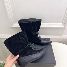 DYMONLATRY 2026秋冬新品 极简复古雕花尖头绑带中筒靴 ————————— 作为这两年最受欢迎的设计师牌,设 DYMONLATRY 2026秋冬新品 极简复古雕花尖头绑带中筒靴 ————————— 作为这两年最受欢迎的设计师牌,设