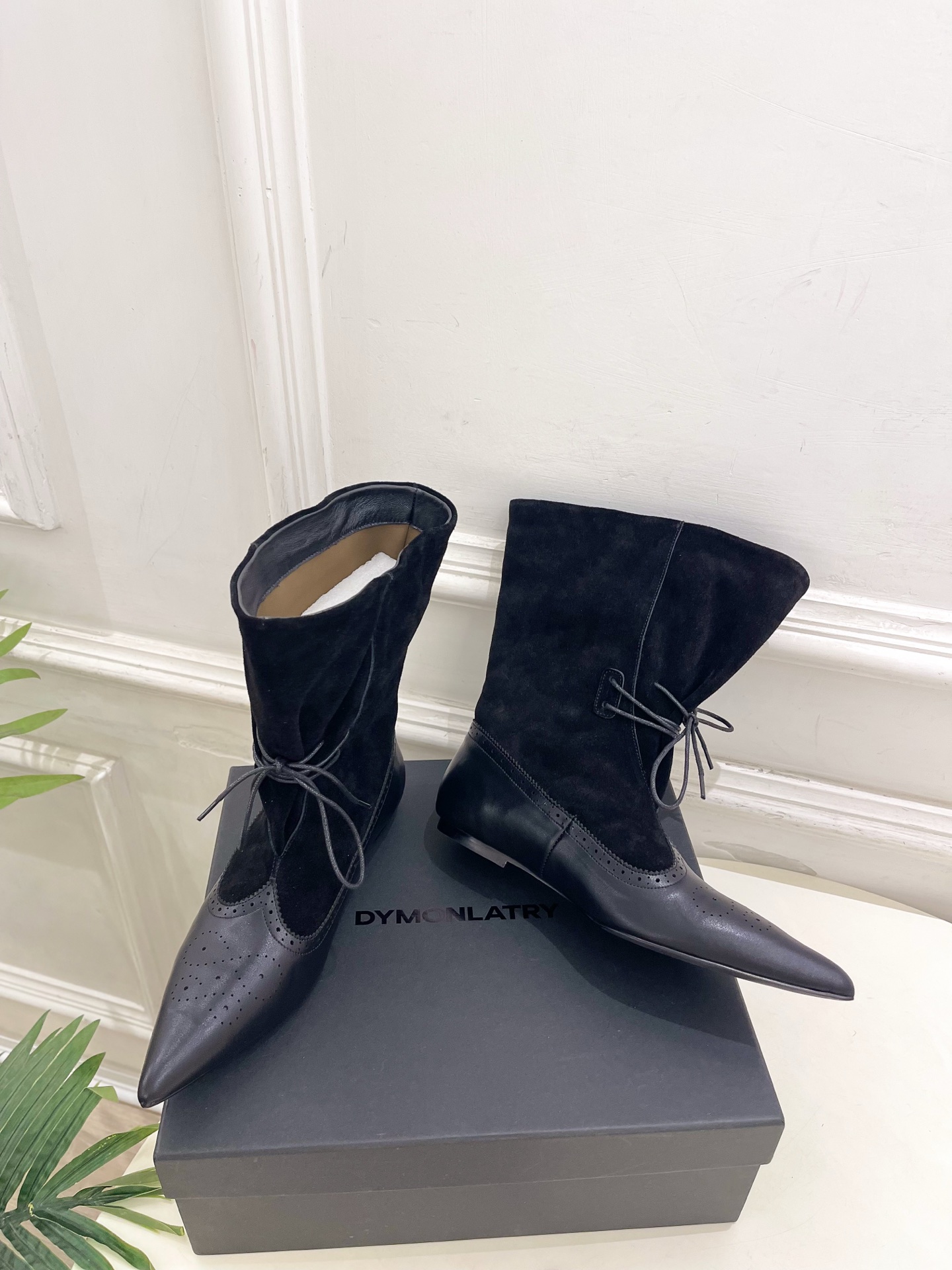 DYMONLATRY 2026秋冬新品 极简复古雕花尖头绑带中筒靴 ————————— 作为这两年最受欢迎的设计师牌,设 DYMONLATRY 2026秋冬新品 极简复古雕花尖头绑带中筒靴 ————————— 作为这两年最受欢迎的设计师牌,设