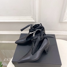 DYMONLATRY 2026秋冬新品 极简绑带深口粗跟单鞋 ————————— 作为这两年最受欢迎的设计师牌,设计简单 DYMONLATRY 2026秋冬新品 极简绑带深口粗跟单鞋 ————————— 作为这两年最受欢迎的设计师牌,设计简单