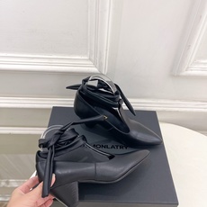 DYMONLATRY 2026秋冬新品 极简绑带深口粗跟单鞋 ————————— 作为这两年最受欢迎的设计师牌,设计简单 DYMONLATRY 2026秋冬新品 极简绑带深口粗跟单鞋 ————————— 作为这两年最受欢迎的设计师牌,设计简单