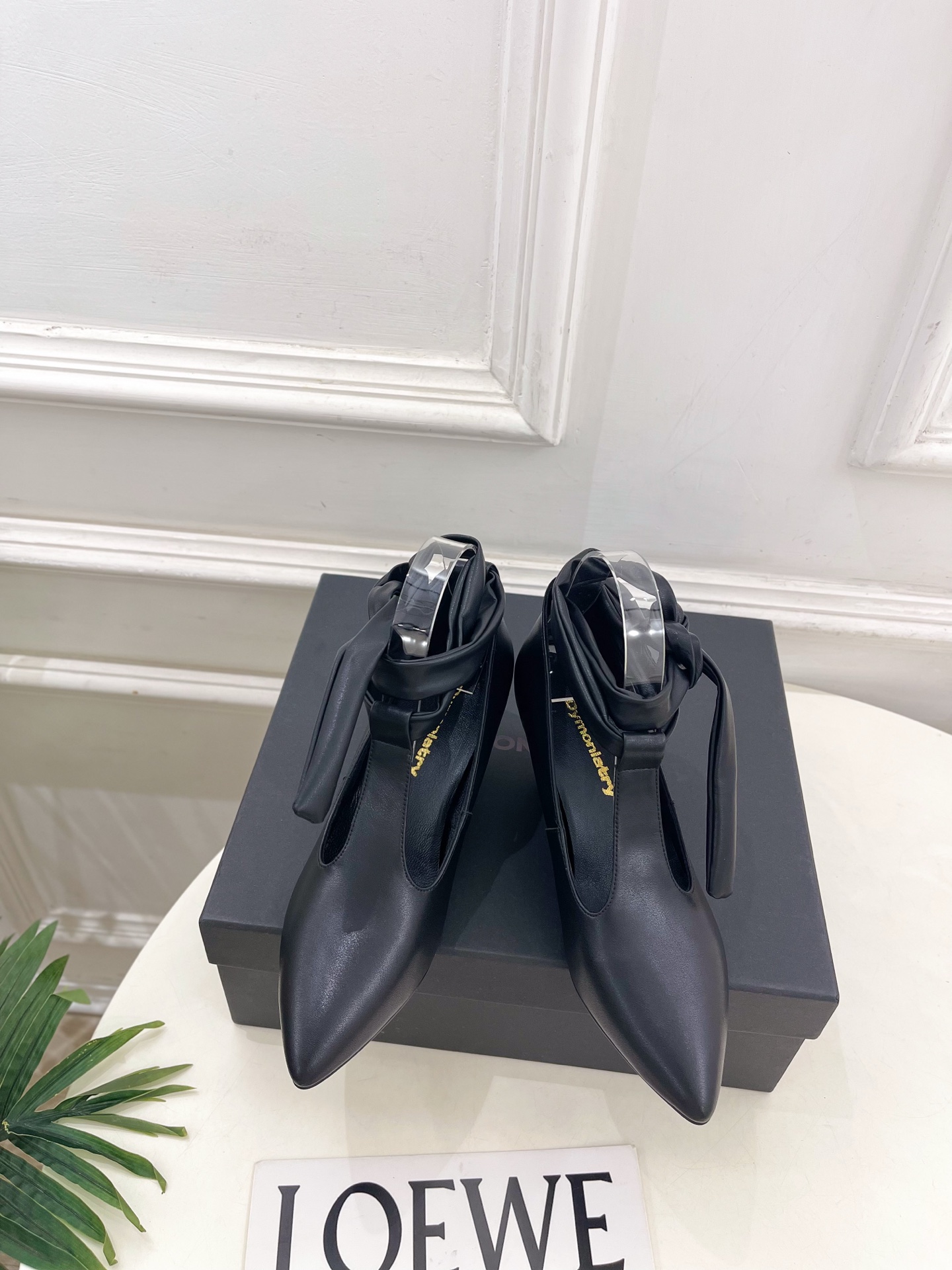 DYMONLATRY 2026秋冬新品 极简绑带深口粗跟单鞋 ————————— 作为这两年最受欢迎的设计师牌,设计简单 DYMONLATRY 2026秋冬新品 极简绑带深口粗跟单鞋 ————————— 作为这两年最受欢迎的设计师牌,设计简单