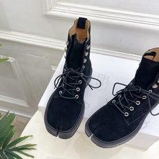 Maison Margiela· 马吉拉26𝐬𝐬 2026秋冬新品 MM6系带分趾情侣款马丁靴短靴———————— M Maison Margiela· 马吉拉26𝐬𝐬 2026秋冬新品 MM6系带分趾情侣款马丁靴短靴———————— M