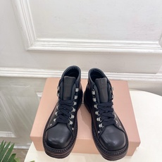 Miu Miu | 缪缪 26𝐬𝐬 🖤2026秋冬新品 专柜主打最新走秀款 复古做旧擦色系带厚底马丁靴 短靴 火爆上新 Miu Miu | 缪缪 26𝐬𝐬 🖤2026秋冬新品 专柜主打最新走秀款 复古做旧擦色系带厚底马丁靴 短靴 火爆上新
