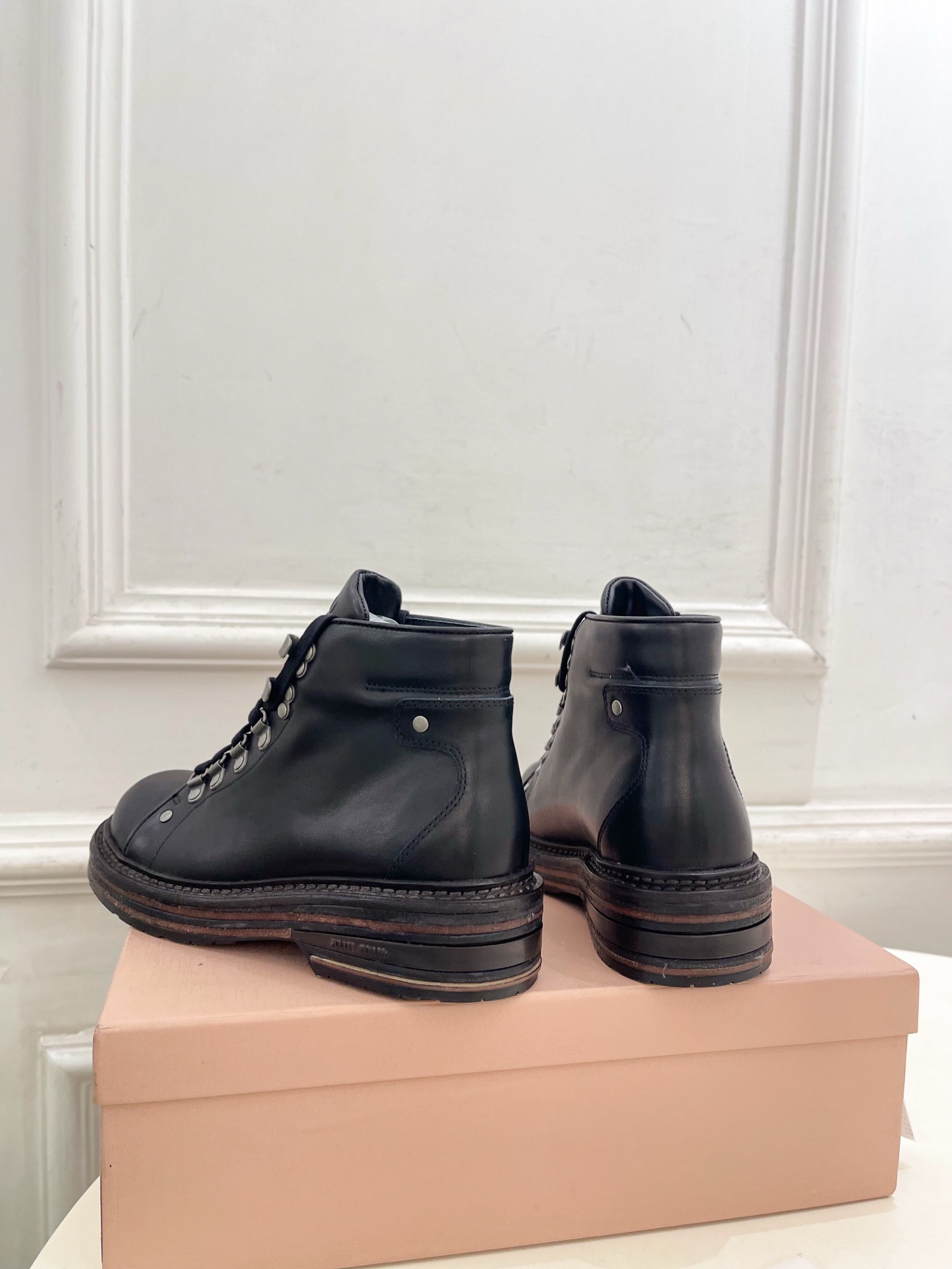 Miu Miu | 缪缪 26𝐬𝐬 🖤2026秋冬新品 专柜主打最新走秀款 复古做旧擦色系带厚底马丁靴 短靴 火爆上新 Miu Miu | 缪缪 26𝐬𝐬 🖤2026秋冬新品 专柜主打最新走秀款 复古做旧擦色系带厚底马丁靴 短靴 火爆上新