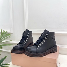 Miu Miu | 缪缪 26𝐬𝐬 🖤2026秋冬新品 专柜主打最新走秀款 复古做旧擦色系带厚底马丁靴 短靴 火爆上新 Miu Miu | 缪缪 26𝐬𝐬 🖤2026秋冬新品 专柜主打最新走秀款 复古做旧擦色系带厚底马丁靴 短靴 火爆上新