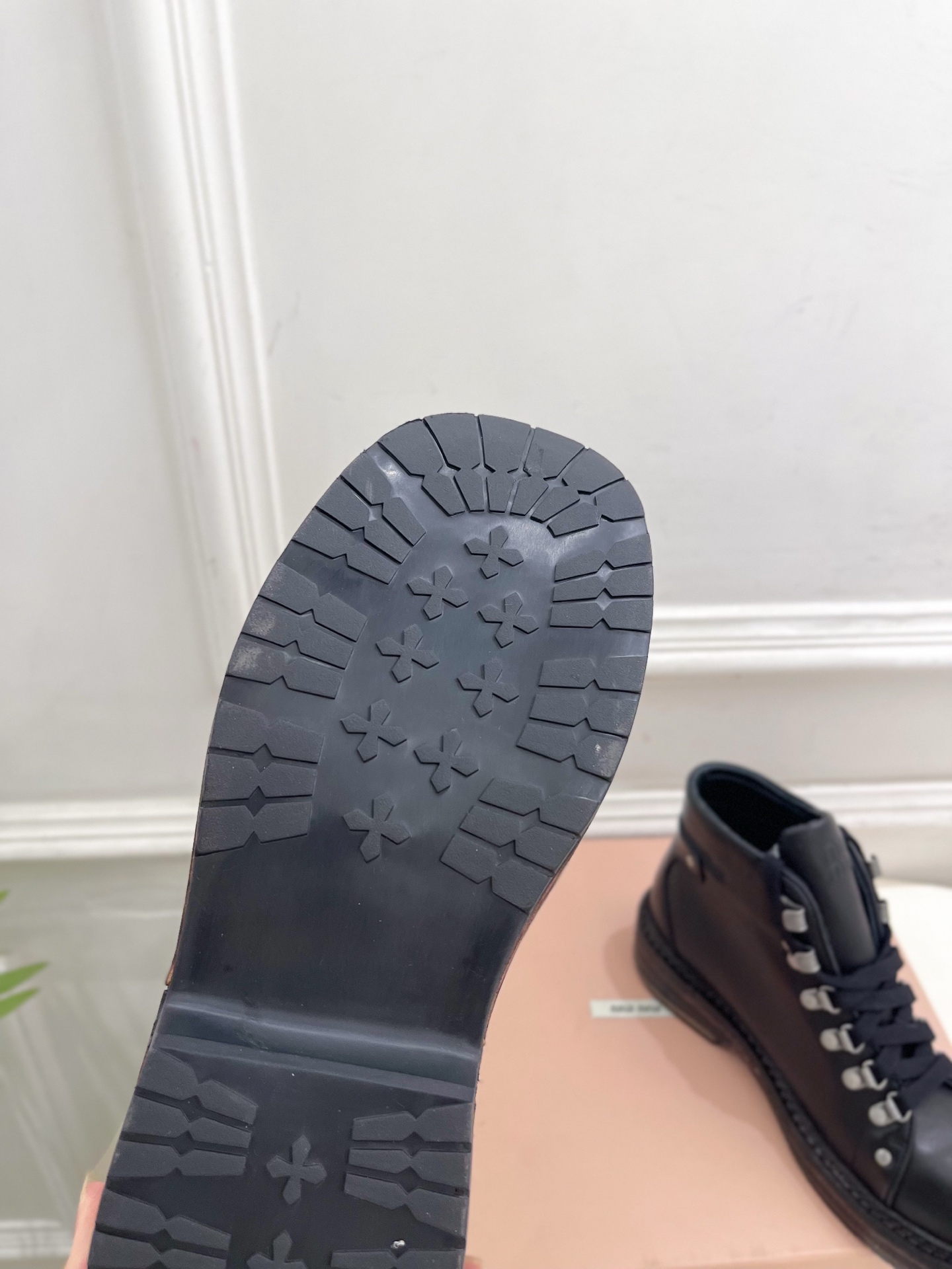 Miu Miu | 缪缪 26𝐬𝐬 🖤2026秋冬新品 专柜主打最新走秀款 复古做旧擦色系带厚底马丁靴 短靴 火爆上新 Miu Miu | 缪缪 26𝐬𝐬 🖤2026秋冬新品 专柜主打最新走秀款 复古做旧擦色系带厚底马丁靴 短靴 火爆上新
