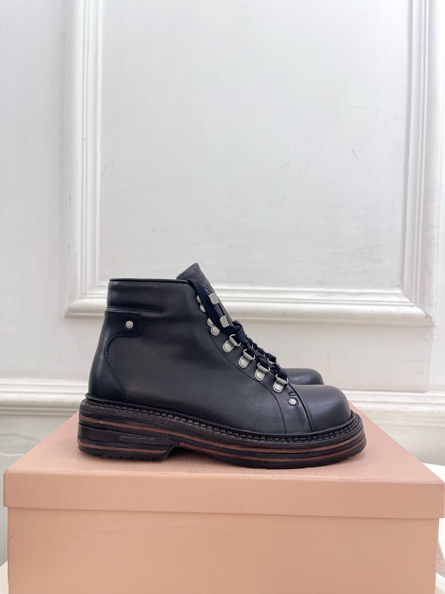 Miu Miu | 缪缪 26𝐬𝐬 🖤2026秋冬新品 专柜主打最新走秀款 复古做旧擦色系带厚底马丁靴 短靴 火爆上新 Miu Miu | 缪缪 26𝐬𝐬 🖤2026秋冬新品 专柜主打最新走秀款 复古做旧擦色系带厚底马丁靴 短靴 火爆上新