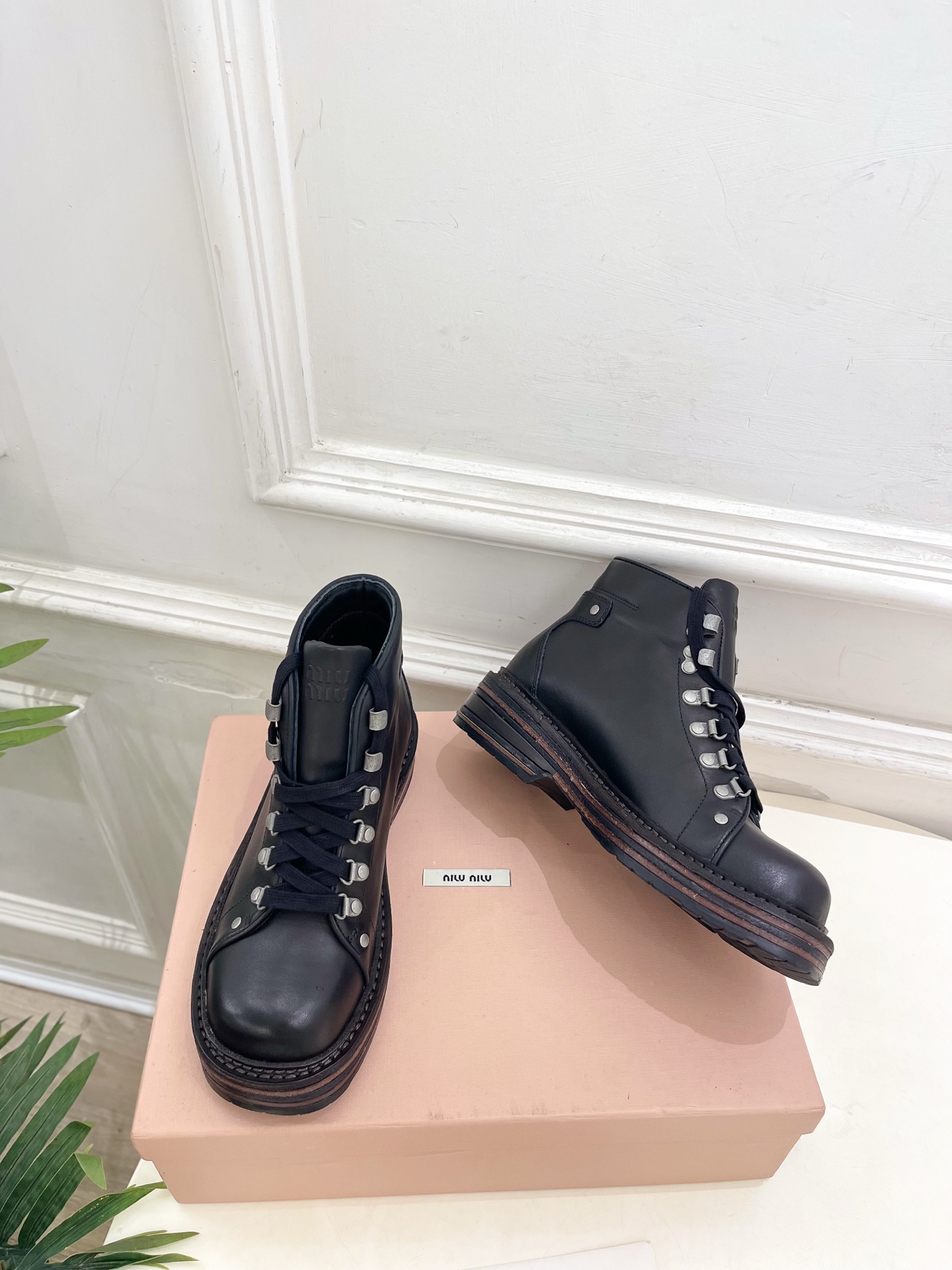 Miu Miu | 缪缪 26𝐬𝐬 🖤2026秋冬新品 专柜主打最新走秀款 复古做旧擦色系带厚底马丁靴 短靴 火爆上新 Miu Miu | 缪缪 26𝐬𝐬 🖤2026秋冬新品 专柜主打最新走秀款 复古做旧擦色系带厚底马丁靴 短靴 火爆上新