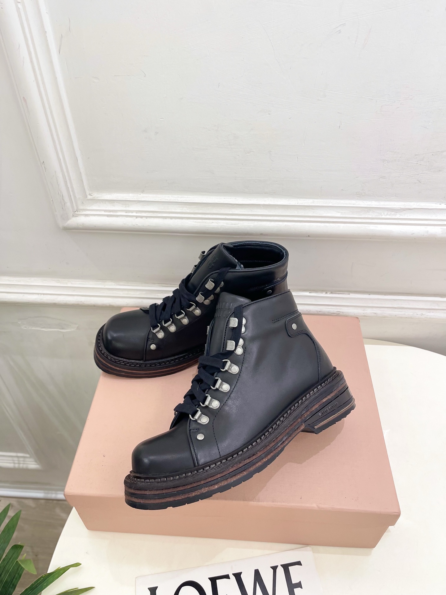 Miu Miu | 缪缪 26𝐬𝐬 🖤2026秋冬新品 专柜主打最新走秀款 复古做旧擦色系带厚底马丁靴 短靴 火爆上新 Miu Miu | 缪缪 26𝐬𝐬 🖤2026秋冬新品 专柜主打最新走秀款 复古做旧擦色系带厚底马丁靴 短靴 火爆上新