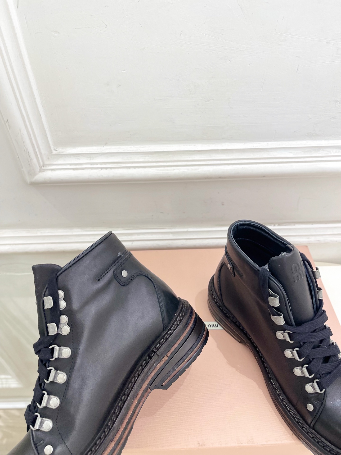 Miu Miu | 缪缪 26𝐬𝐬 🖤2026秋冬新品 专柜主打最新走秀款 复古做旧擦色系带厚底马丁靴 短靴 火爆上新 Miu Miu | 缪缪 26𝐬𝐬 🖤2026秋冬新品 专柜主打最新走秀款 复古做旧擦色系带厚底马丁靴 短靴 火爆上新