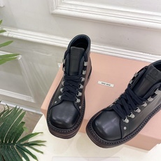 Miu Miu | 缪缪 26𝐬𝐬 🖤2026秋冬新品 专柜主打最新走秀款 复古做旧擦色系带厚底马丁靴 短靴 火爆上新 Miu Miu | 缪缪 26𝐬𝐬 🖤2026秋冬新品 专柜主打最新走秀款 复古做旧擦色系带厚底马丁靴 短靴 火爆上新