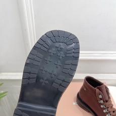Miu Miu | 缪缪 26𝐬𝐬 🖤2026秋冬新品 专柜主打最新走秀款 复古做旧擦色系带厚底马丁靴 短靴 火爆上新 Miu Miu | 缪缪 26𝐬𝐬 🖤2026秋冬新品 专柜主打最新走秀款 复古做旧擦色系带厚底马丁靴 短靴 火爆上新