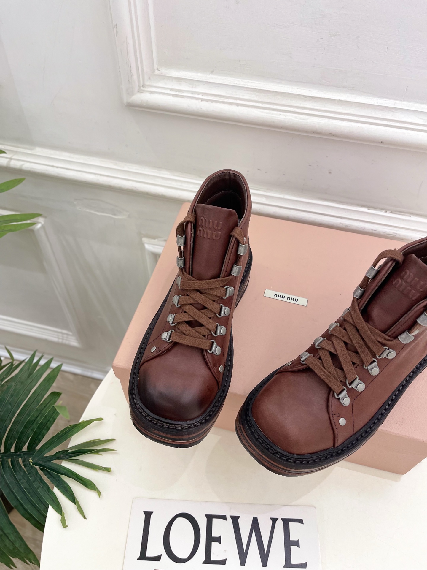 Miu Miu | 缪缪 26𝐬𝐬 🖤2026秋冬新品 专柜主打最新走秀款 复古做旧擦色系带厚底马丁靴 短靴 火爆上新 Miu Miu | 缪缪 26𝐬𝐬 🖤2026秋冬新品 专柜主打最新走秀款 复古做旧擦色系带厚底马丁靴 短靴 火爆上新