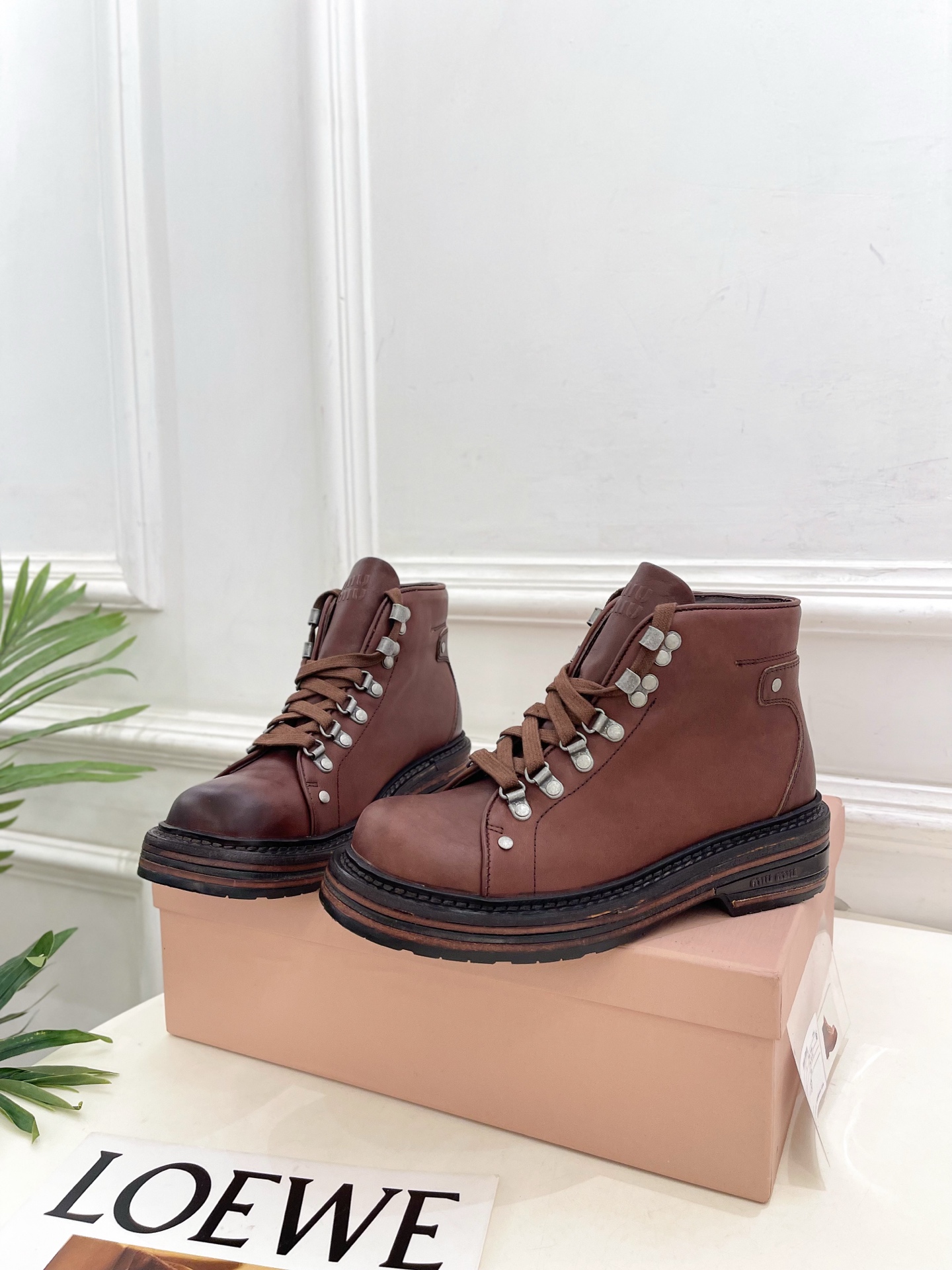Miu Miu | 缪缪 26𝐬𝐬 🖤2026秋冬新品 专柜主打最新走秀款 复古做旧擦色系带厚底马丁靴 短靴 火爆上新 Miu Miu | 缪缪 26𝐬𝐬 🖤2026秋冬新品 专柜主打最新走秀款 复古做旧擦色系带厚底马丁靴 短靴 火爆上新