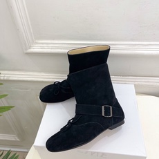 Maison Margiela· 马吉拉26𝐬𝐬 2026秋冬新品 MM6复古蝴蝶结皮带扣分趾短靴———————— M Maison Margiela· 马吉拉26𝐬𝐬 2026秋冬新品 MM6复古蝴蝶结皮带扣分趾短靴———————— M