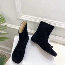 Maison Margiela· 马吉拉26𝐬𝐬 2026秋冬新品 MM6复古蝴蝶结皮带扣分趾短靴———————— M Maison Margiela· 马吉拉26𝐬𝐬 2026秋冬新品 MM6复古蝴蝶结皮带扣分趾短靴———————— M