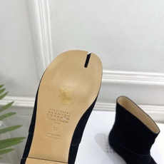 Maison Margiela· 马吉拉26𝐬𝐬 2026秋冬新品 MM6复古蝴蝶结皮带扣分趾短靴———————— M Maison Margiela· 马吉拉26𝐬𝐬 2026秋冬新品 MM6复古蝴蝶结皮带扣分趾短靴———————— M