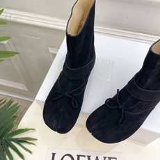 Maison Margiela· 马吉拉26𝐬𝐬 2026秋冬新品 MM6复古蝴蝶结皮带扣分趾短靴———————— M Maison Margiela· 马吉拉26𝐬𝐬 2026秋冬新品 MM6复古蝴蝶结皮带扣分趾短靴———————— M