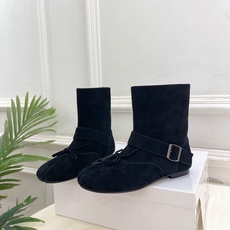 Maison Margiela· 马吉拉26𝐬𝐬 2026秋冬新品 MM6复古蝴蝶结皮带扣分趾短靴———————— M Maison Margiela· 马吉拉26𝐬𝐬 2026秋冬新品 MM6复古蝴蝶结皮带扣分趾短靴———————— M