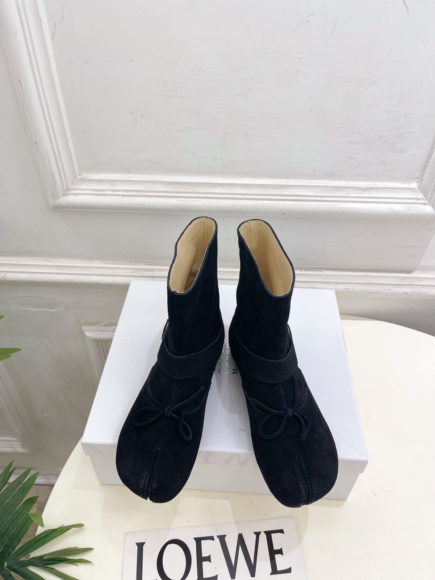 Maison Margiela· 马吉拉26𝐬𝐬  2026秋冬新品 MM6复古蝴蝶结皮带扣分趾短靴———————— M