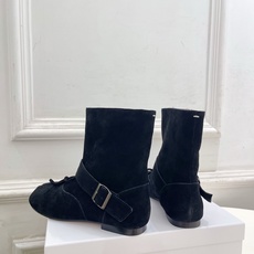 Maison Margiela· 马吉拉26𝐬𝐬 2026秋冬新品 MM6复古蝴蝶结皮带扣分趾短靴———————— M Maison Margiela· 马吉拉26𝐬𝐬 2026秋冬新品 MM6复古蝴蝶结皮带扣分趾短靴———————— M