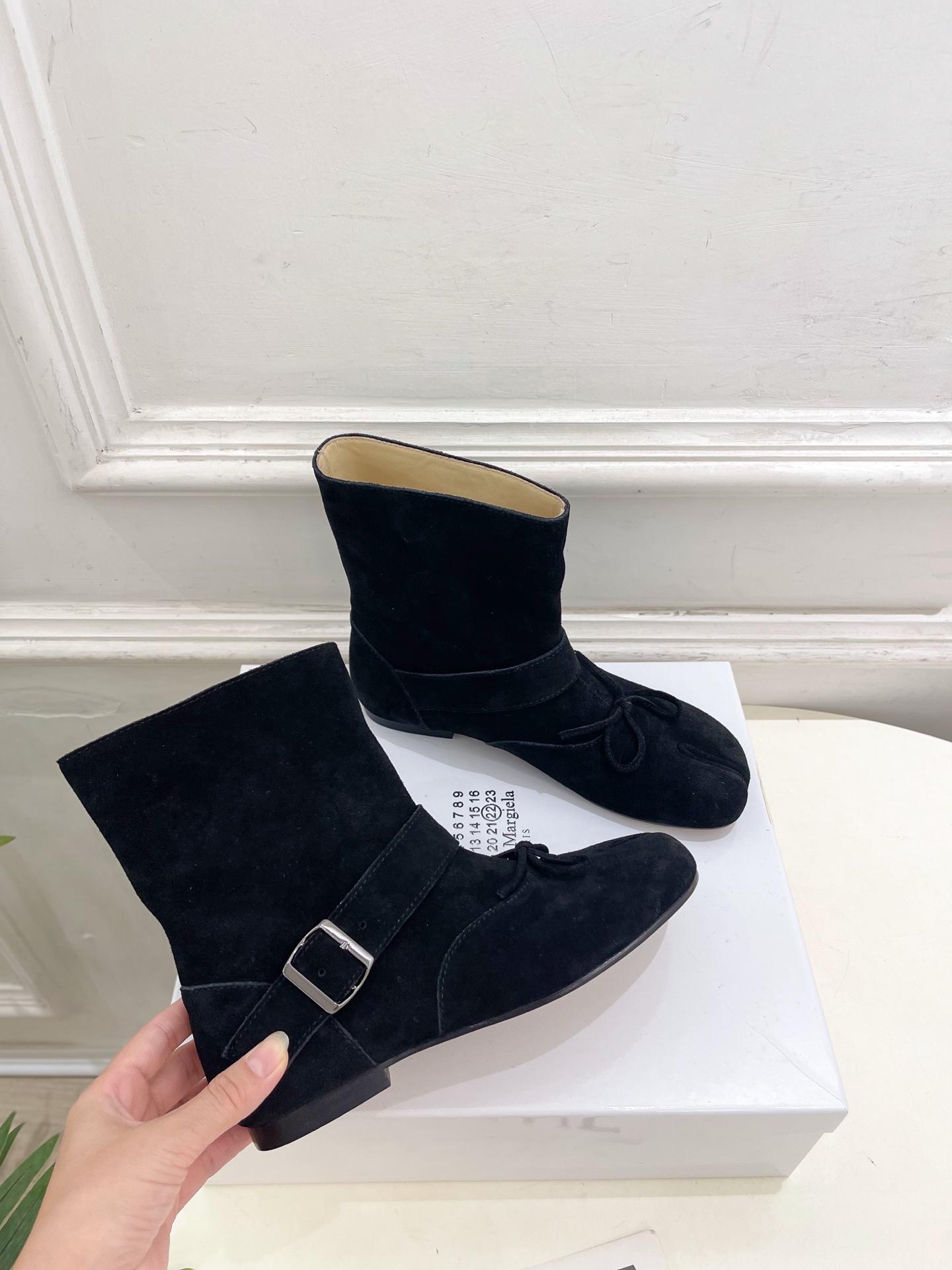 Maison Margiela· 马吉拉26𝐬𝐬 2026秋冬新品 MM6复古蝴蝶结皮带扣分趾短靴———————— M Maison Margiela· 马吉拉26𝐬𝐬 2026秋冬新品 MM6复古蝴蝶结皮带扣分趾短靴———————— M