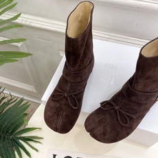 Maison Margiela· 马吉拉26𝐬𝐬 2026秋冬新品 MM6复古蝴蝶结皮带扣分趾短靴———————— M Maison Margiela· 马吉拉26𝐬𝐬 2026秋冬新品 MM6复古蝴蝶结皮带扣分趾短靴———————— M