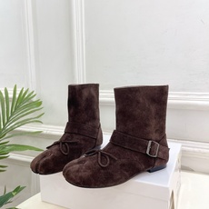 Maison Margiela· 马吉拉26𝐬𝐬 2026秋冬新品 MM6复古蝴蝶结皮带扣分趾短靴———————— M Maison Margiela· 马吉拉26𝐬𝐬 2026秋冬新品 MM6复古蝴蝶结皮带扣分趾短靴———————— M