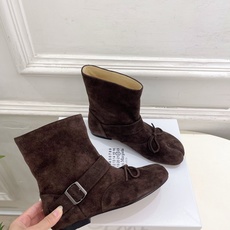 Maison Margiela· 马吉拉26𝐬𝐬 2026秋冬新品 MM6复古蝴蝶结皮带扣分趾短靴———————— M Maison Margiela· 马吉拉26𝐬𝐬 2026秋冬新品 MM6复古蝴蝶结皮带扣分趾短靴———————— M