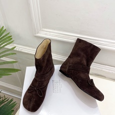 Maison Margiela· 马吉拉26𝐬𝐬 2026秋冬新品 MM6复古蝴蝶结皮带扣分趾短靴———————— M Maison Margiela· 马吉拉26𝐬𝐬 2026秋冬新品 MM6复古蝴蝶结皮带扣分趾短靴———————— M